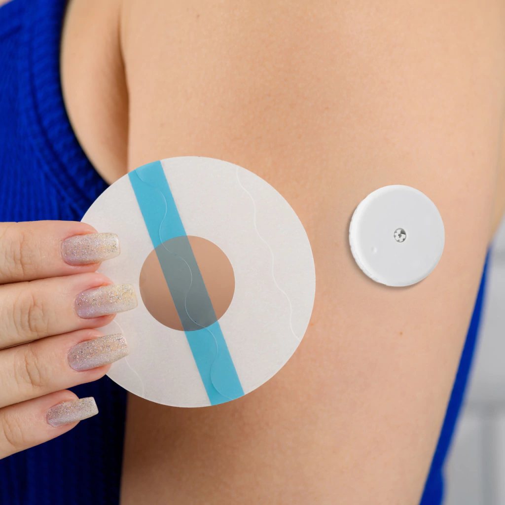 Protetor de sensor de glicose aplicado no braço, ao lado do sensor Freestyle Libre